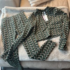 Super cute matching set , leggings and top M/L but runs small